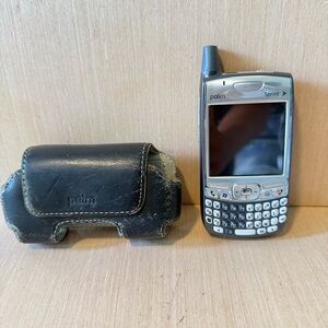 Palm Treo 700wx Sprint Cell Phone w/case Gray/Silver “UNTESTED”No Char Read Blw!